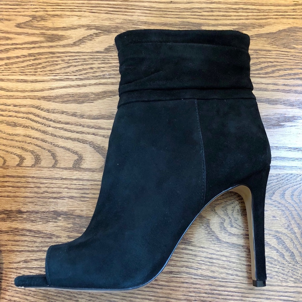 8.5 Vince Camuto Kenya booties